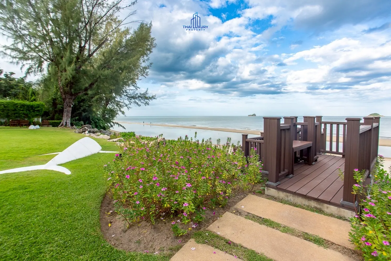 ขายคอนโดมิเนียมหรู 3 ห้องนอน ติดชายหาด พร้อมวิวทะเล ที่บ้านนับคลื่น หัวหิน - เขาเต่า