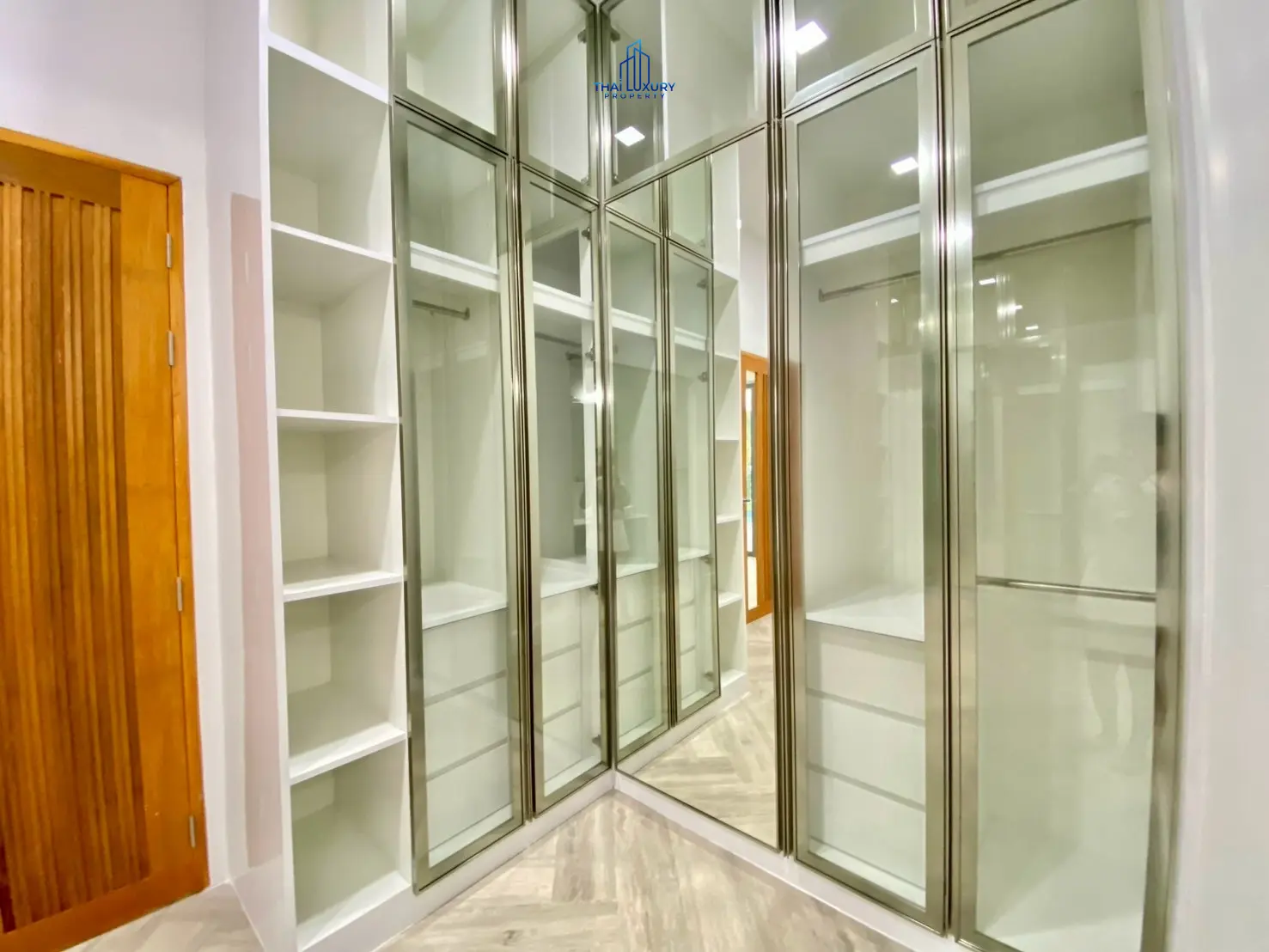 Luxury 4 Bedrooms Villa for Sale with Private Pool and Mountain View in Hua Hin Soi 112
