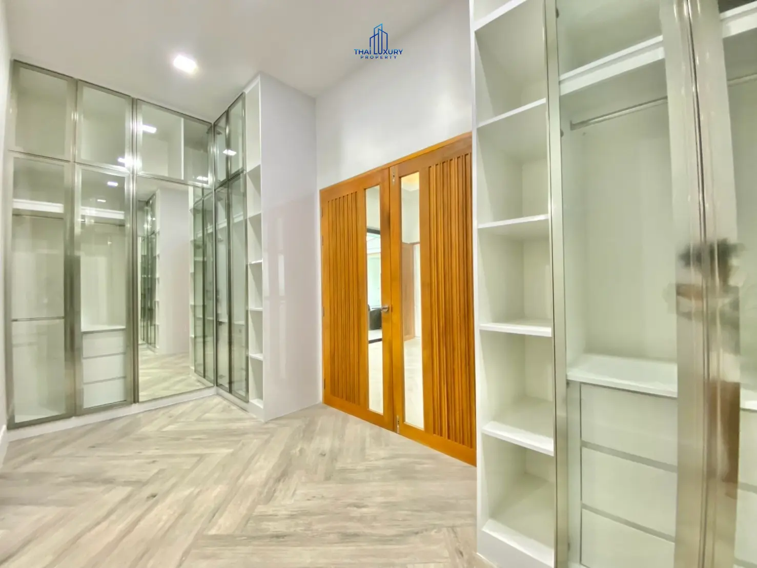 Luxury 4 Bedrooms Villa for Sale with Private Pool and Mountain View in Hua Hin Soi 112
