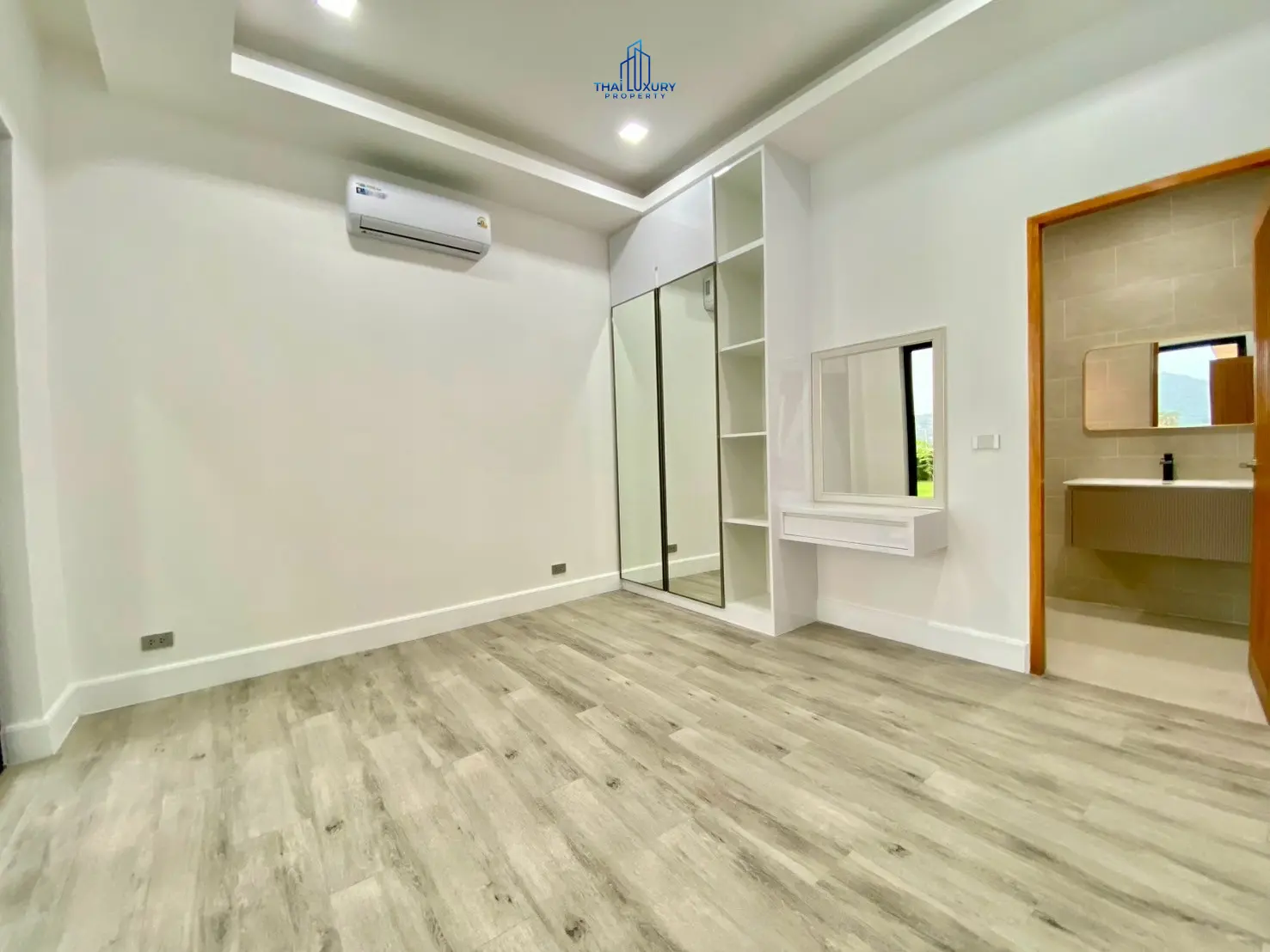 Luxury 4 Bedrooms Villa for Sale with Private Pool and Mountain View in Hua Hin Soi 112