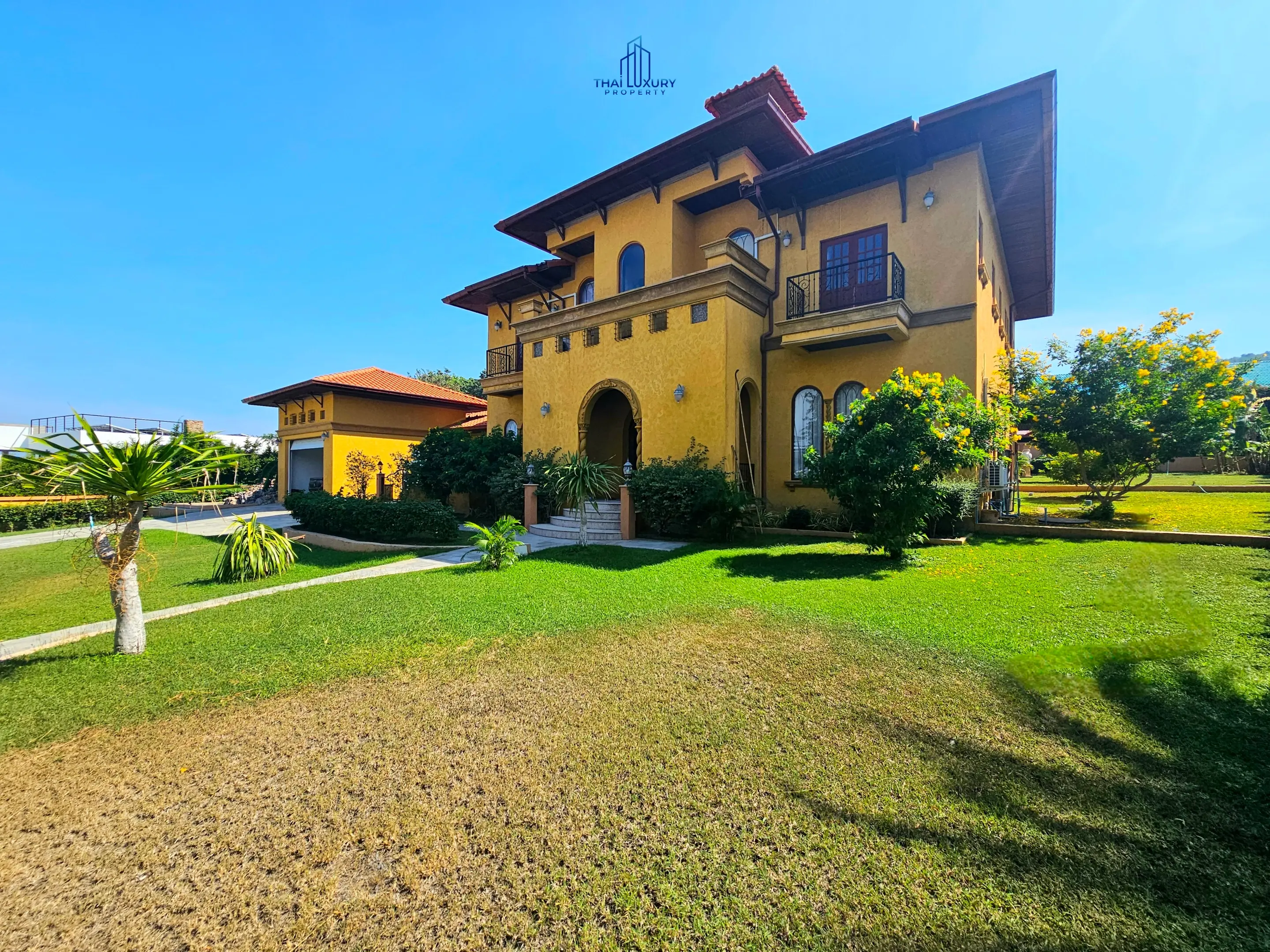 Luxury 4 Bedrooms Tuscany-Style Villa for Sale at Hua Hin Soi 114