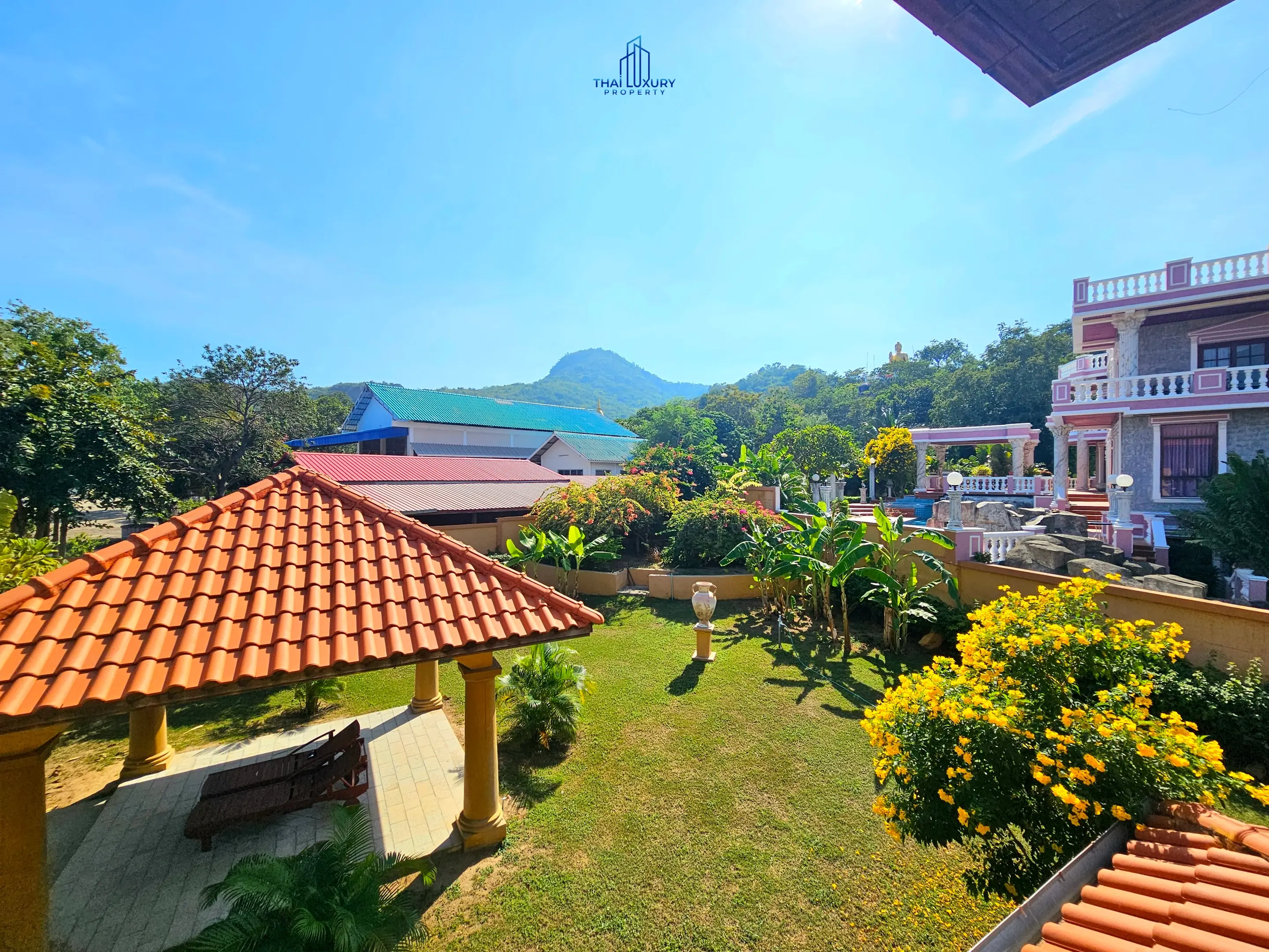 Luxury 4 Bedrooms Tuscany-Style Villa for Sale at Hua Hin Soi 114