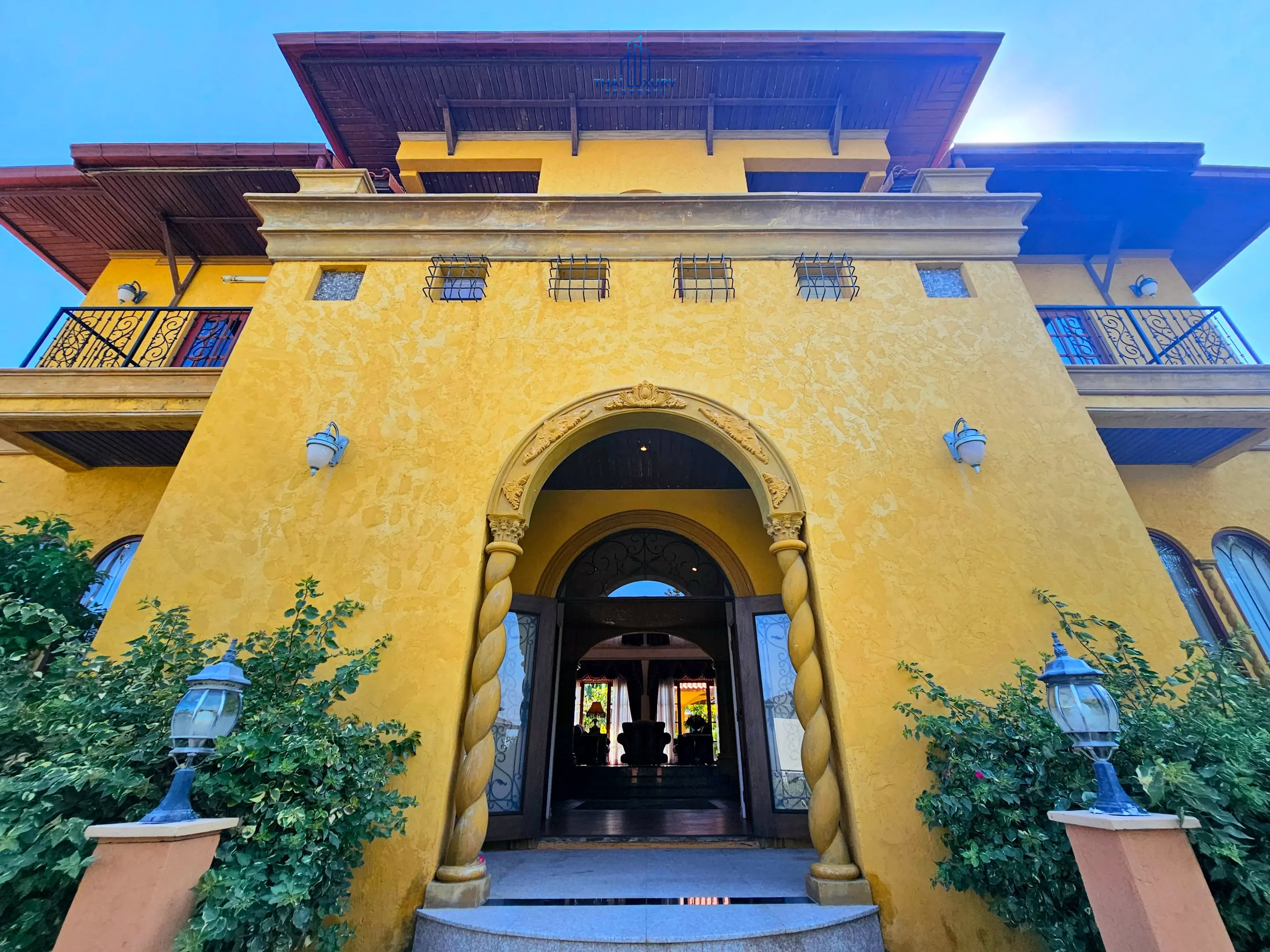 Luxury 4 Bedrooms Tuscany-Style Villa for Sale at Hua Hin Soi 114