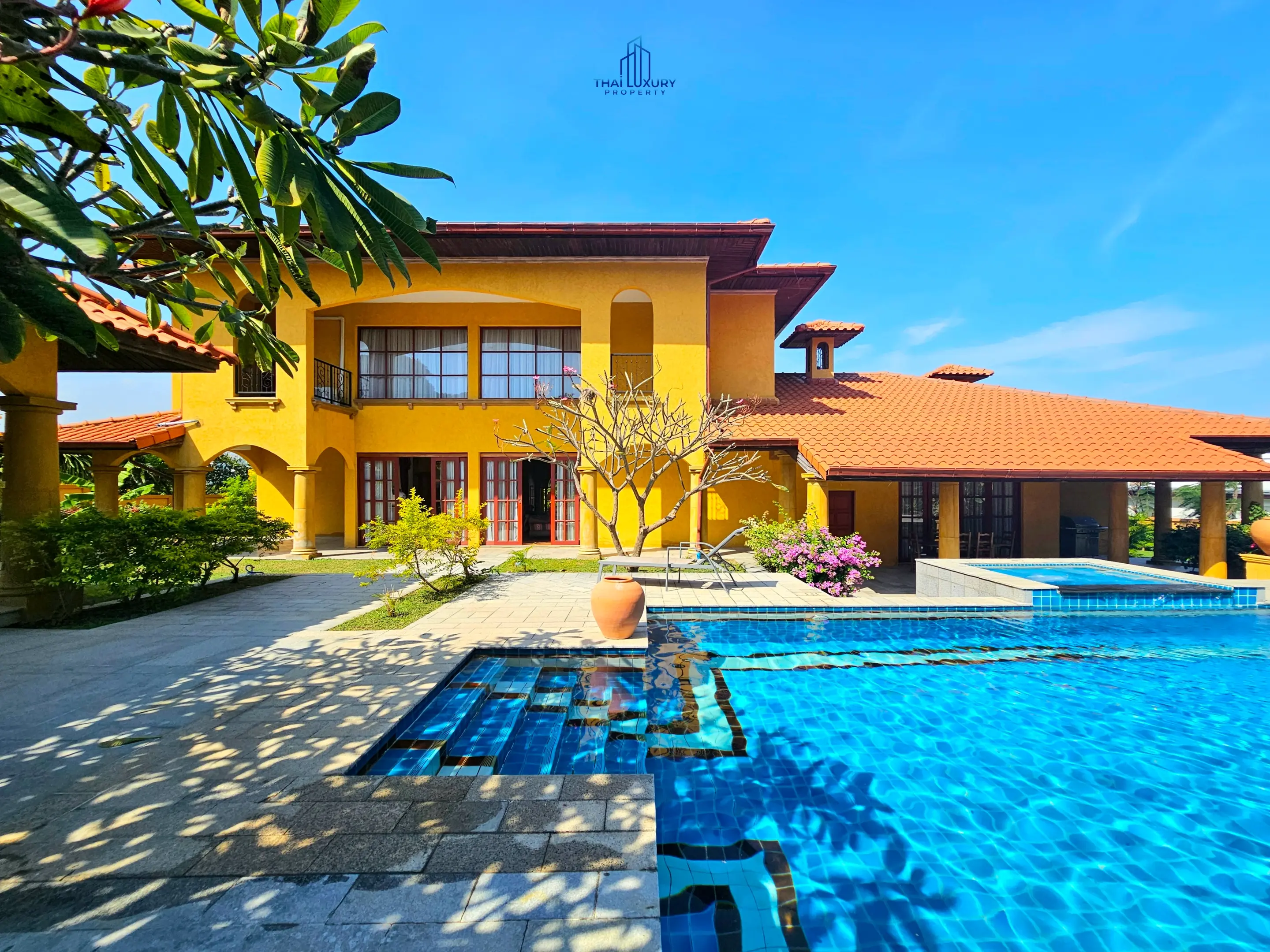 Luxury 4 Bedrooms Tuscany-Style Villa for Sale at Hua Hin Soi 114