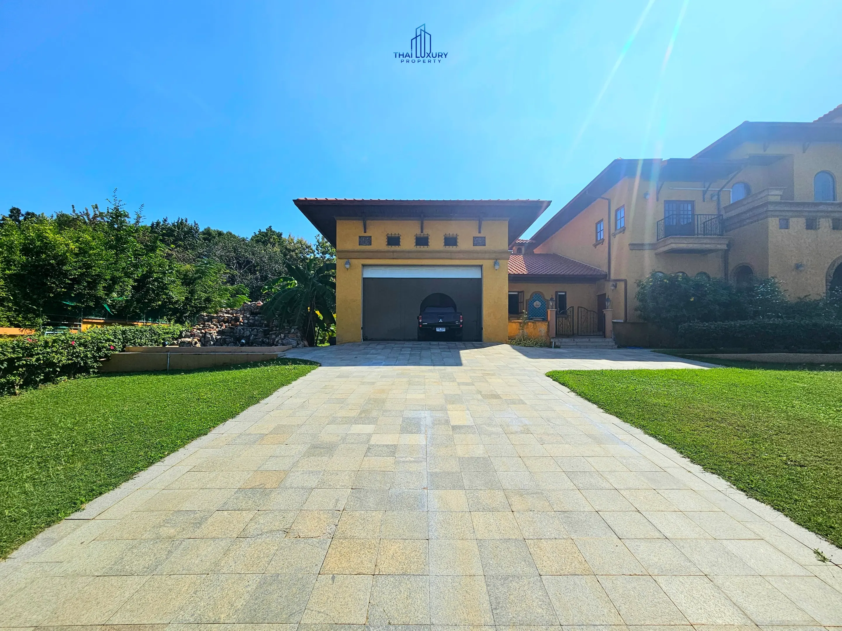 Luxury 4 Bedrooms Tuscany-Style Villa for Sale at Hua Hin Soi 114