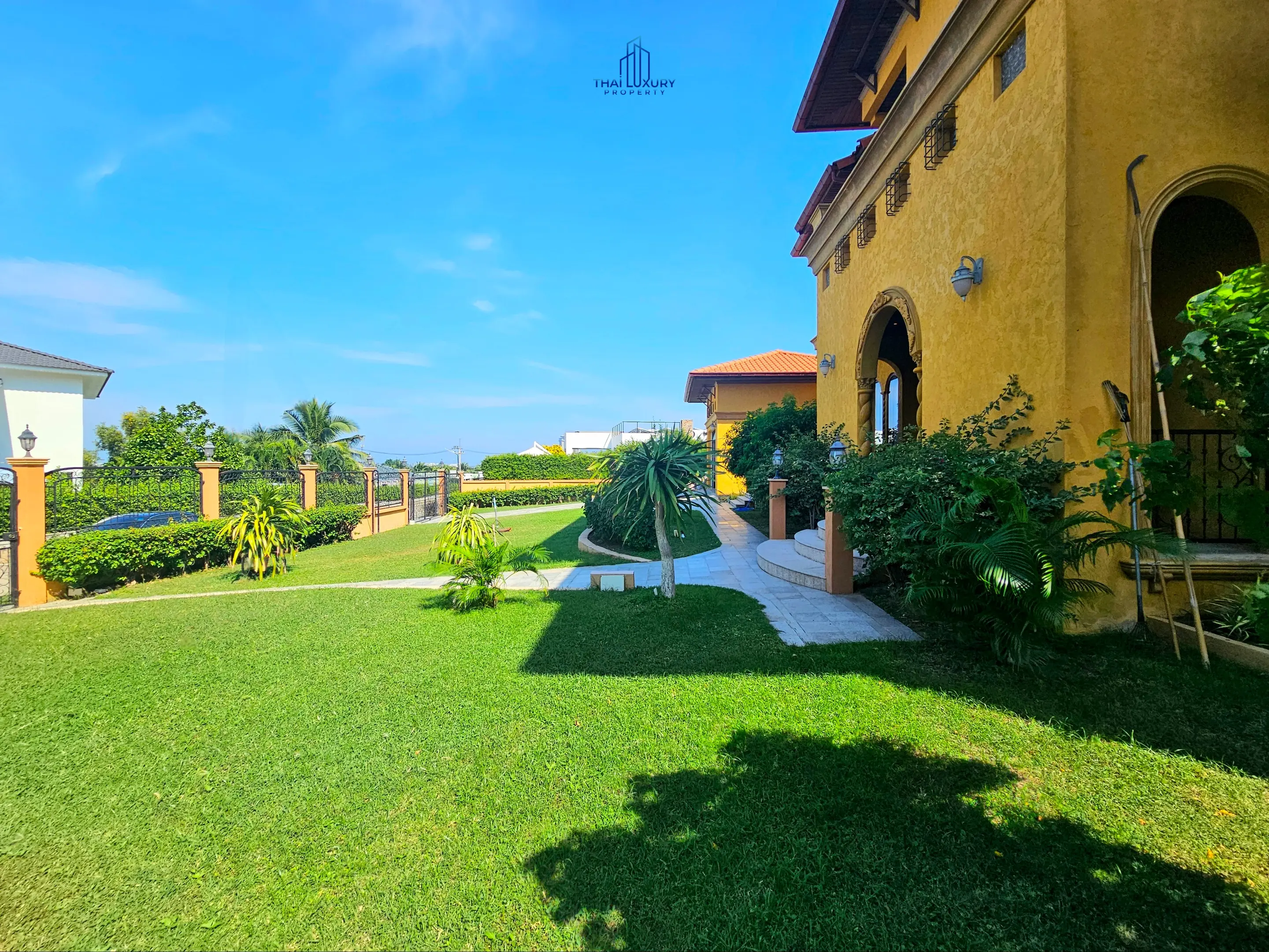 Luxury 4 Bedrooms Tuscany-Style Villa for Sale at Hua Hin Soi 114