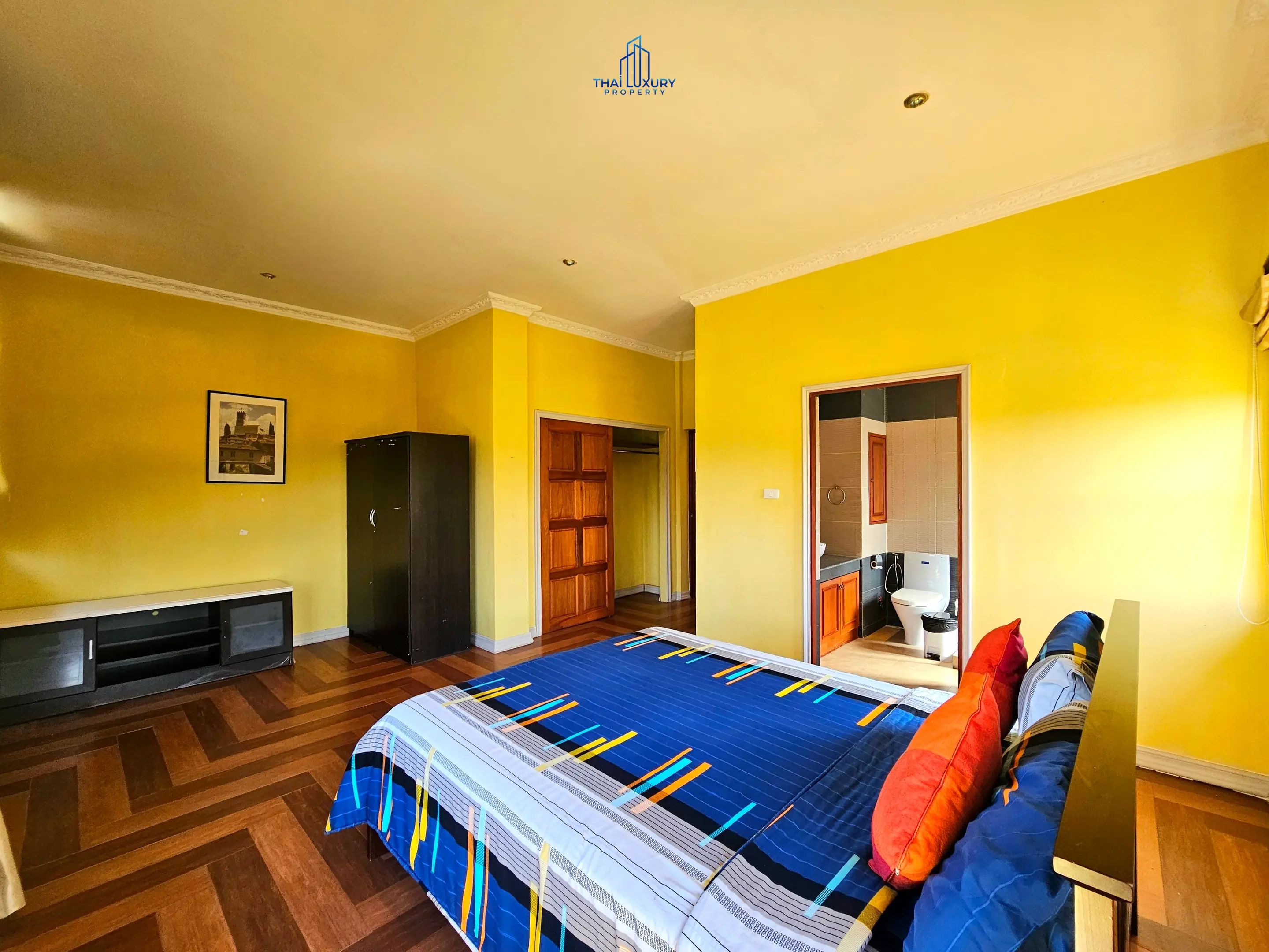 Luxury 4 Bedrooms Tuscany-Style Villa for Sale at Hua Hin Soi 114