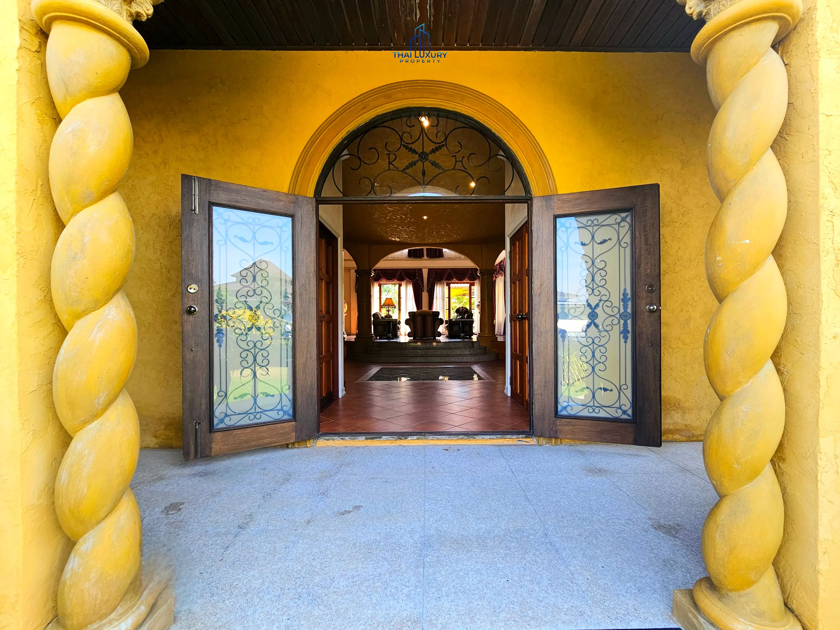 Luxury 4 Bedrooms Tuscany-Style Villa for Sale at Hua Hin Soi 114