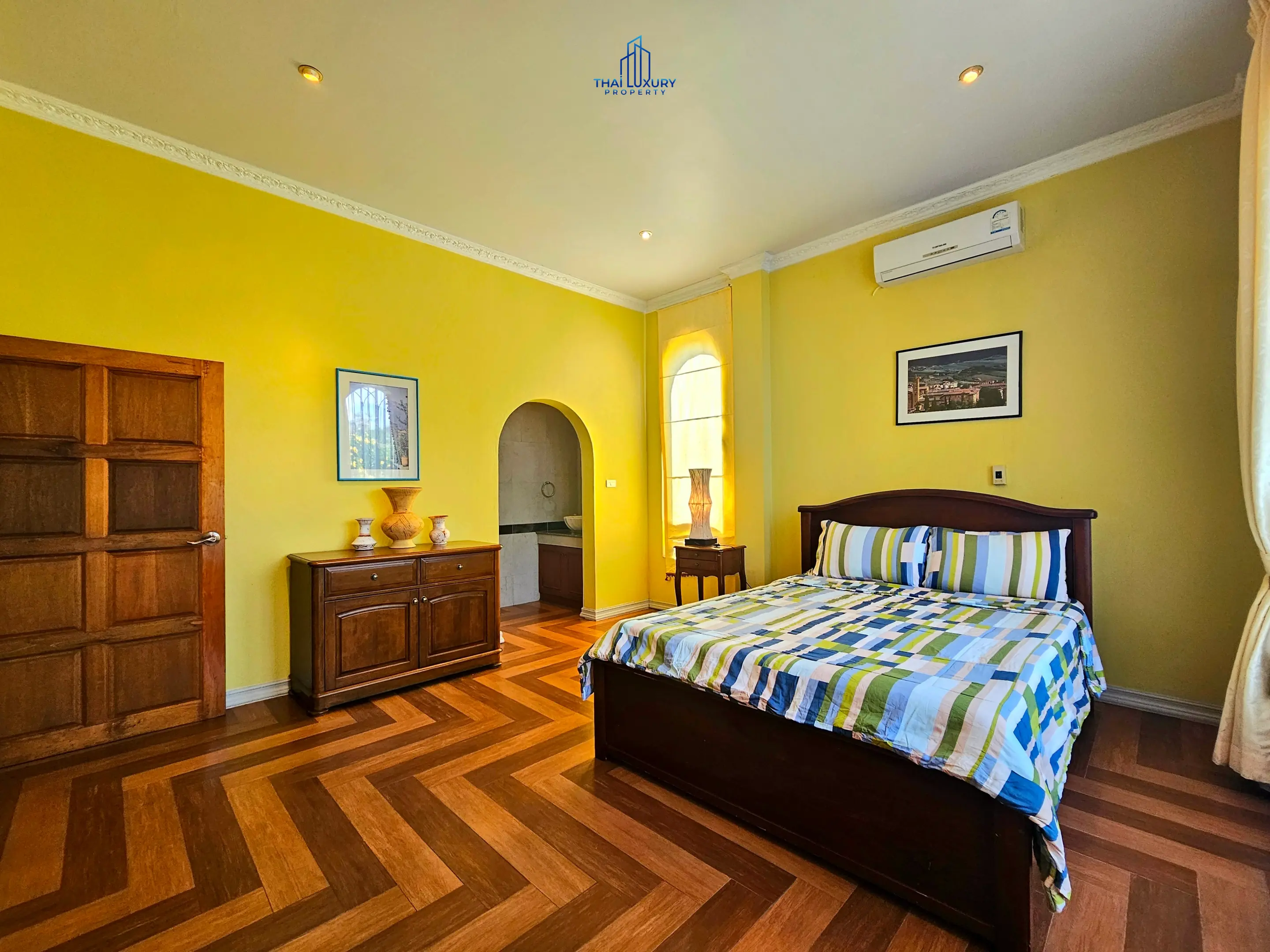 Luxury 4 Bedrooms Tuscany-Style Villa for Sale at Hua Hin Soi 114
