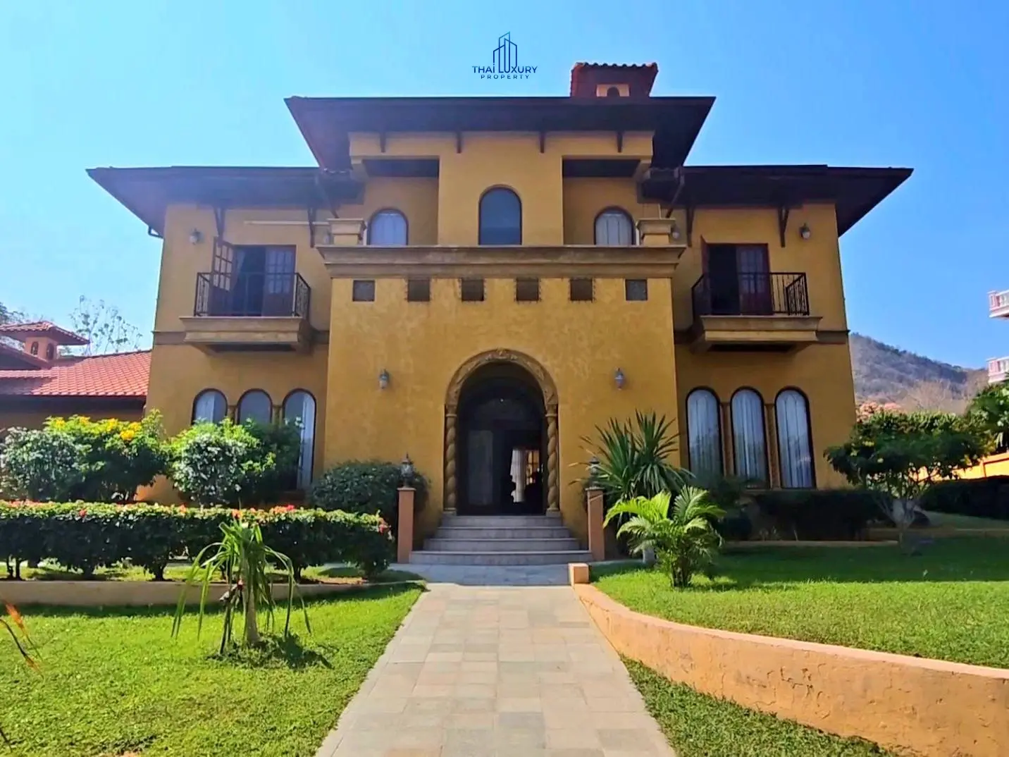 Luxury 4 Bedrooms Tuscany-Style Villa for Sale at Hua Hin Soi 114