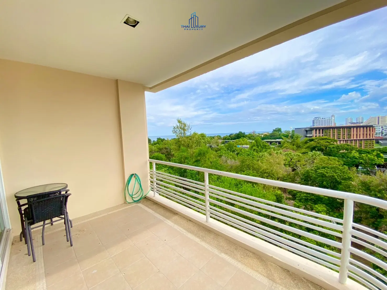คอนโดมิเนียมหรูติดชายหาด 2 ห้องนอน เห็นวิวทะเล ให้ขายและเช่า ที่บ้านแสนเพลิน หัวหิน
