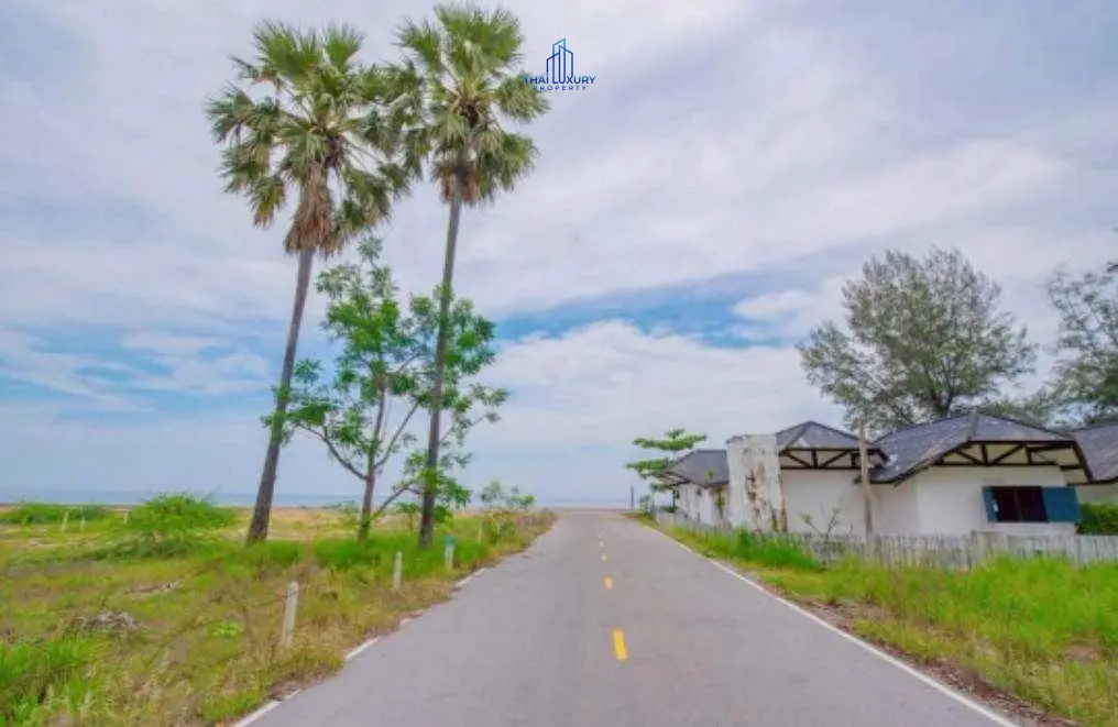 โอกาสหายาก! ขายที่ดินติดทะเล 132 ตร.วา ที่ปากน้ำปราณ ปราณบุรี