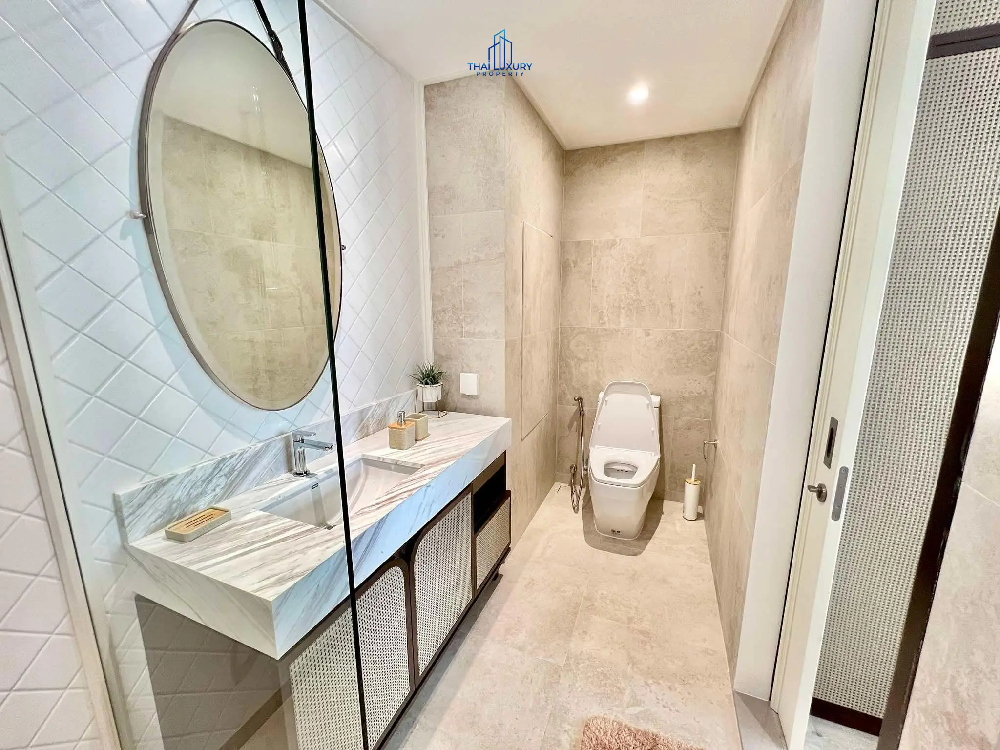 Luxury Condominium Pool View At InterContinental Residences Hua Hin For Sale