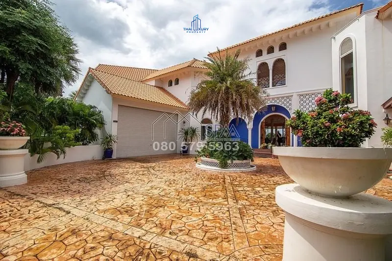 Spacious 4-Bedroom Mediterranean-Style Villa with Pool and Lake Views in Cha-Am