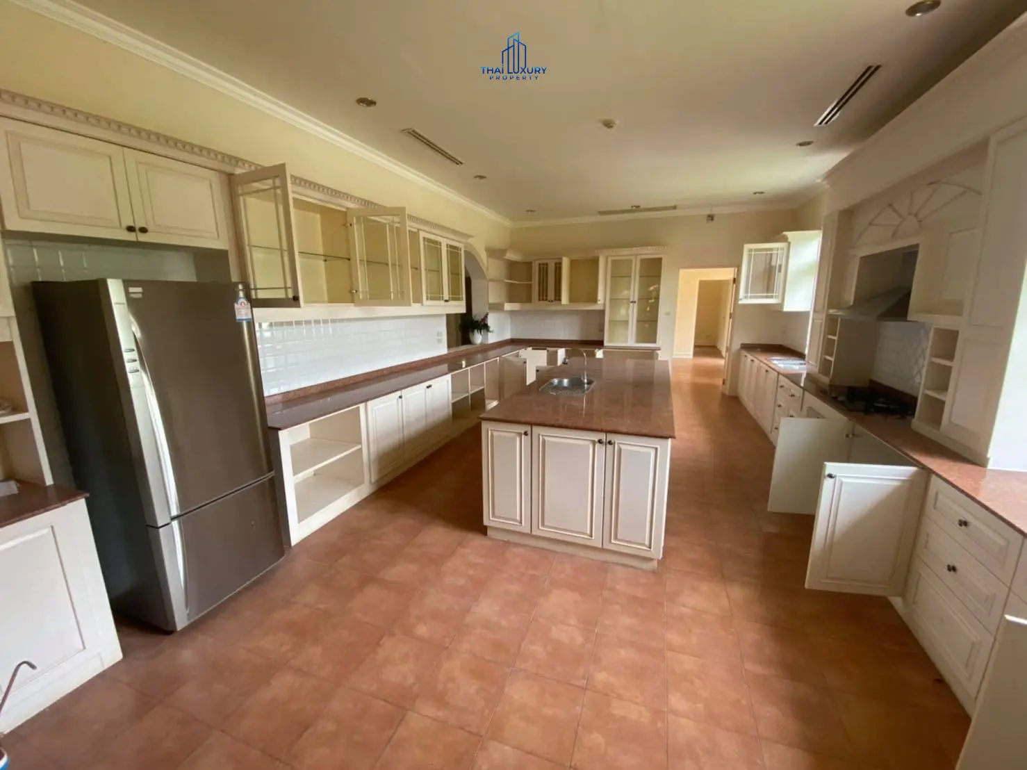 Spacious 5-Bedroom Mediterranean Villa with Pool in Hua Hin