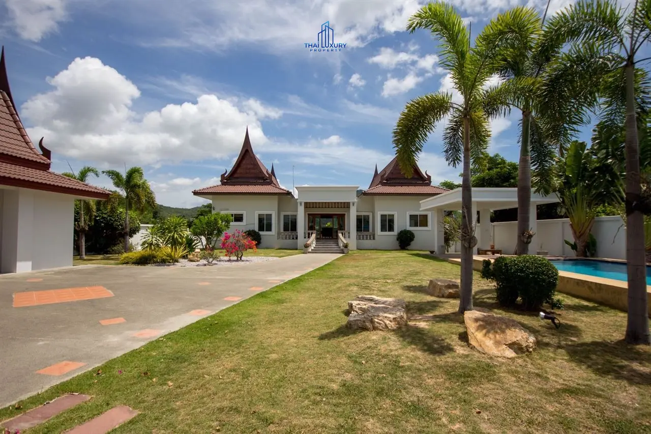 Charming 3-Bedroom Villa with Large Pool and Tropical Garden in Hin Lek Fai