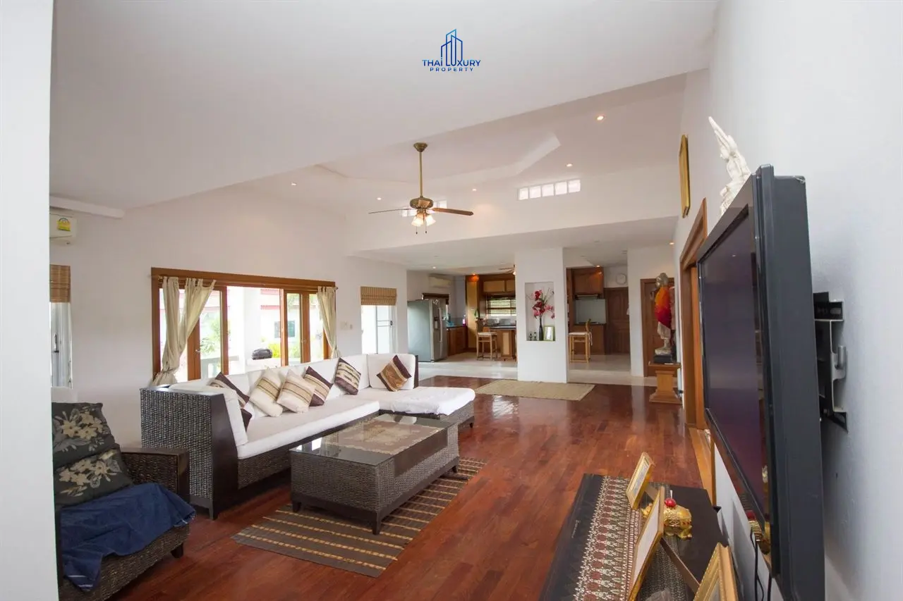 Charming 3-Bedroom Villa with Large Pool and Tropical Garden in Hin Lek Fai
