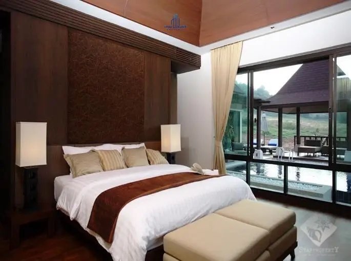 Spacious Modern 3-Bedroom Villa with Illuminated Pool in Hua Hin