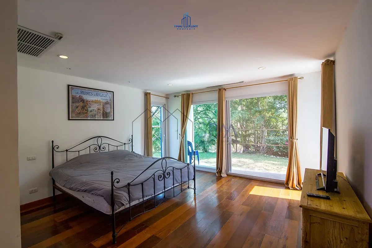 Spacious 5-Bed Villa with Open Living, Modern Kitchen & Pool in Cha-Am