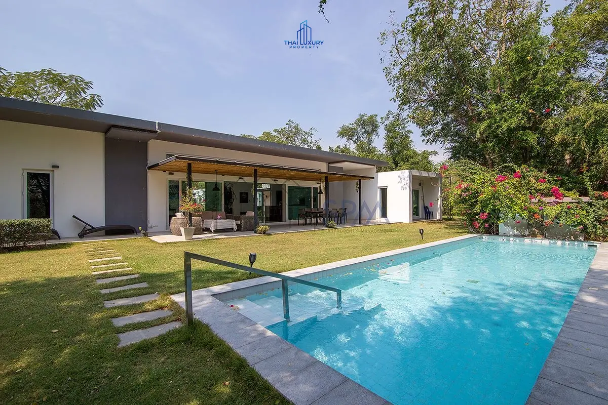 Spacious 5-Bed Villa with Open Living, Modern Kitchen & Pool in Cha-Am