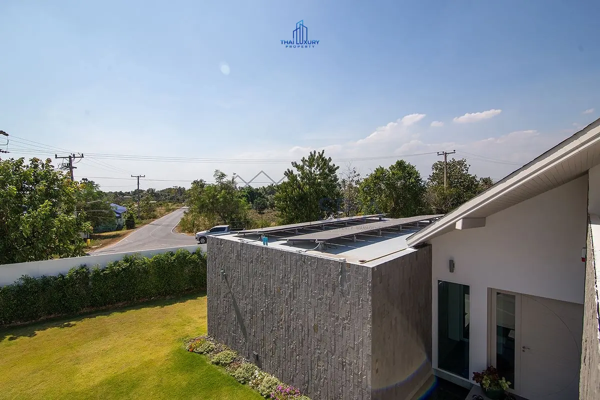 Charming Single-Story Villa with Kidney-Shaped Pool in Quiet Hin Lek Fai