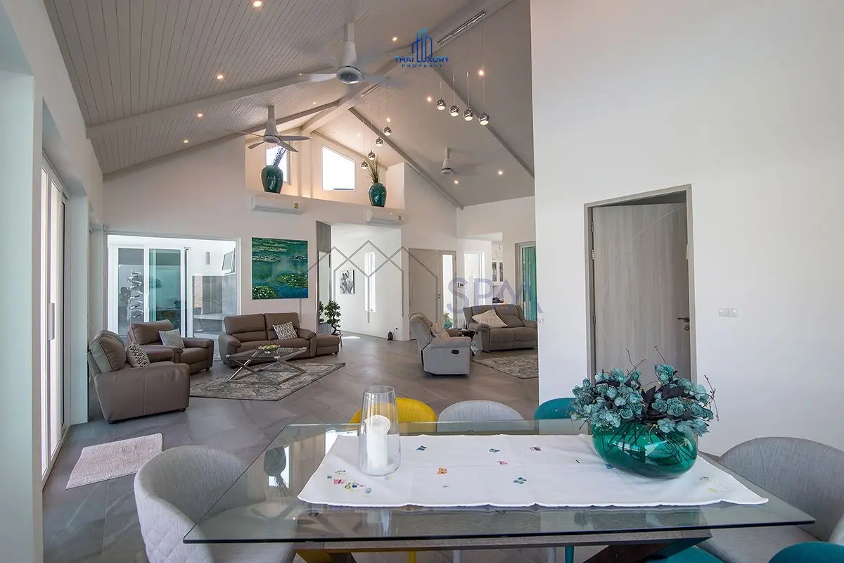 Charming Single-Story Villa with Kidney-Shaped Pool in Quiet Hin Lek Fai