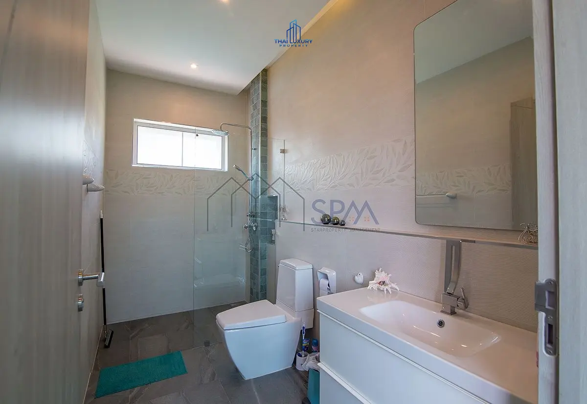 Charming Single-Story Villa with Kidney-Shaped Pool in Quiet Hin Lek Fai