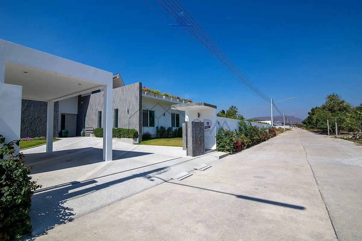 Charming Single-Story Villa with Kidney-Shaped Pool in Quiet Hin Lek Fai