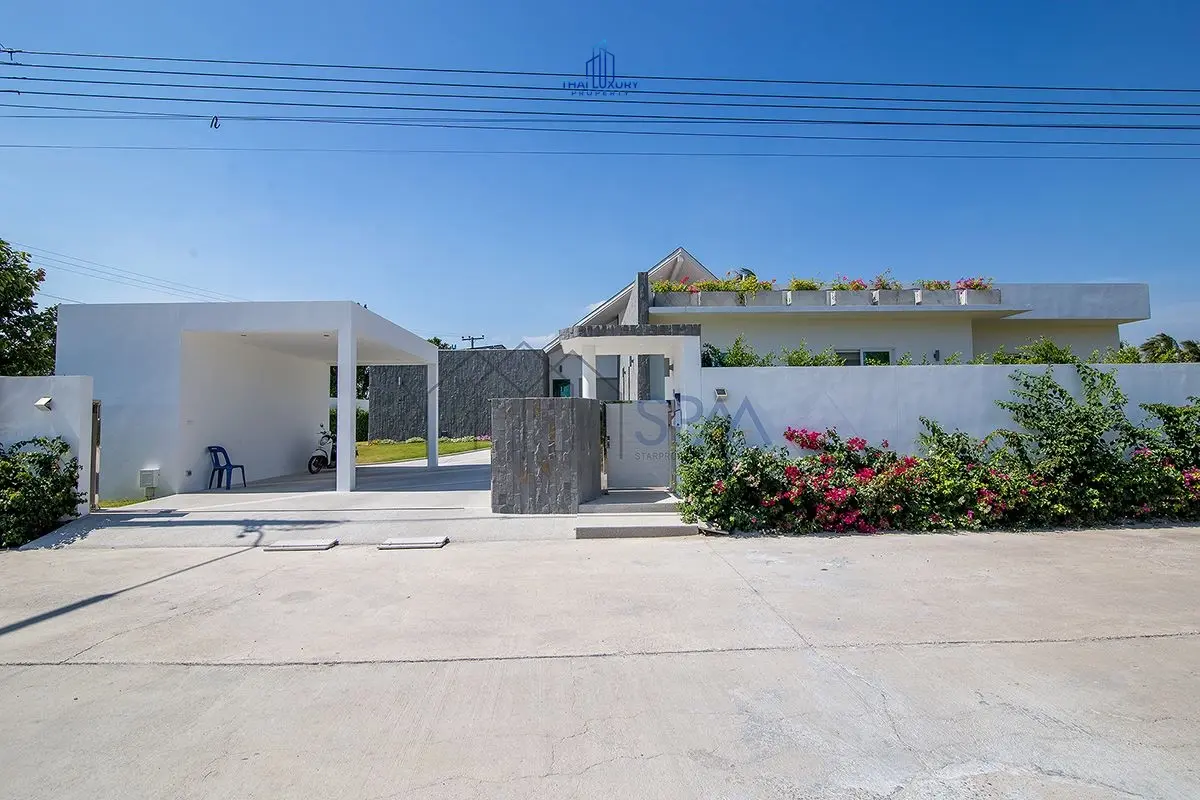 Charming Single-Story Villa with Kidney-Shaped Pool in Quiet Hin Lek Fai