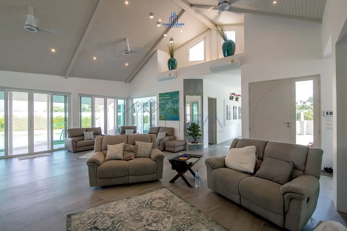 Charming Single-Story Villa with Kidney-Shaped Pool in Quiet Hin Lek Fai