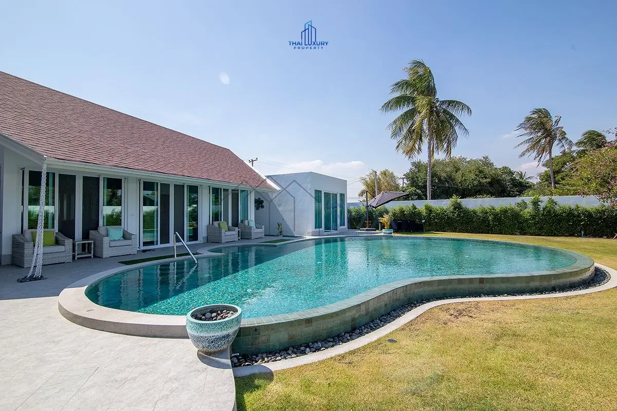 Charming Single-Story Villa with Kidney-Shaped Pool in Quiet Hin Lek Fai