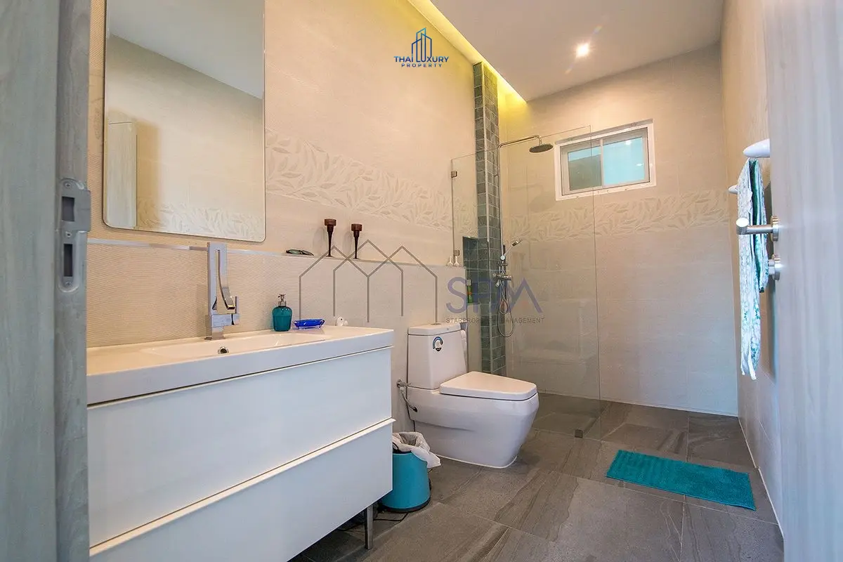Charming Single-Story Villa with Kidney-Shaped Pool in Quiet Hin Lek Fai