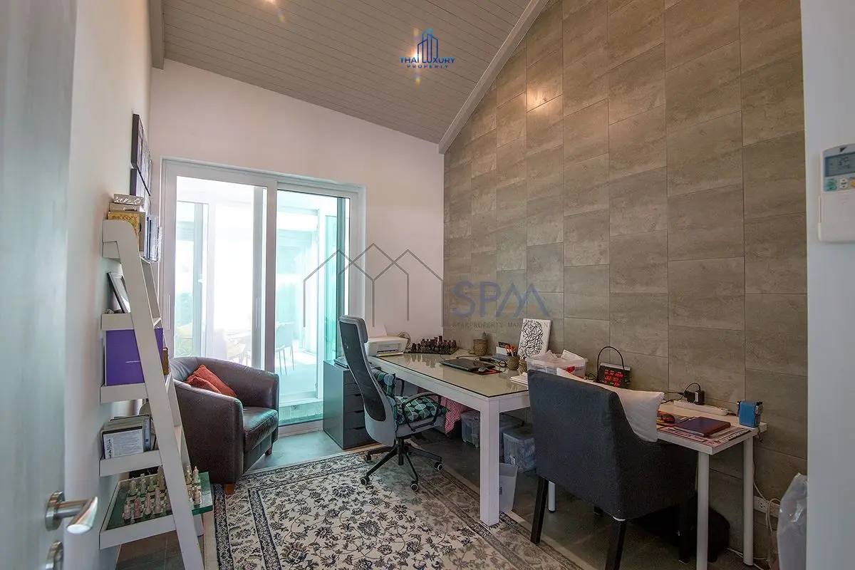 Charming Single-Story Villa with Kidney-Shaped Pool in Quiet Hin Lek Fai
