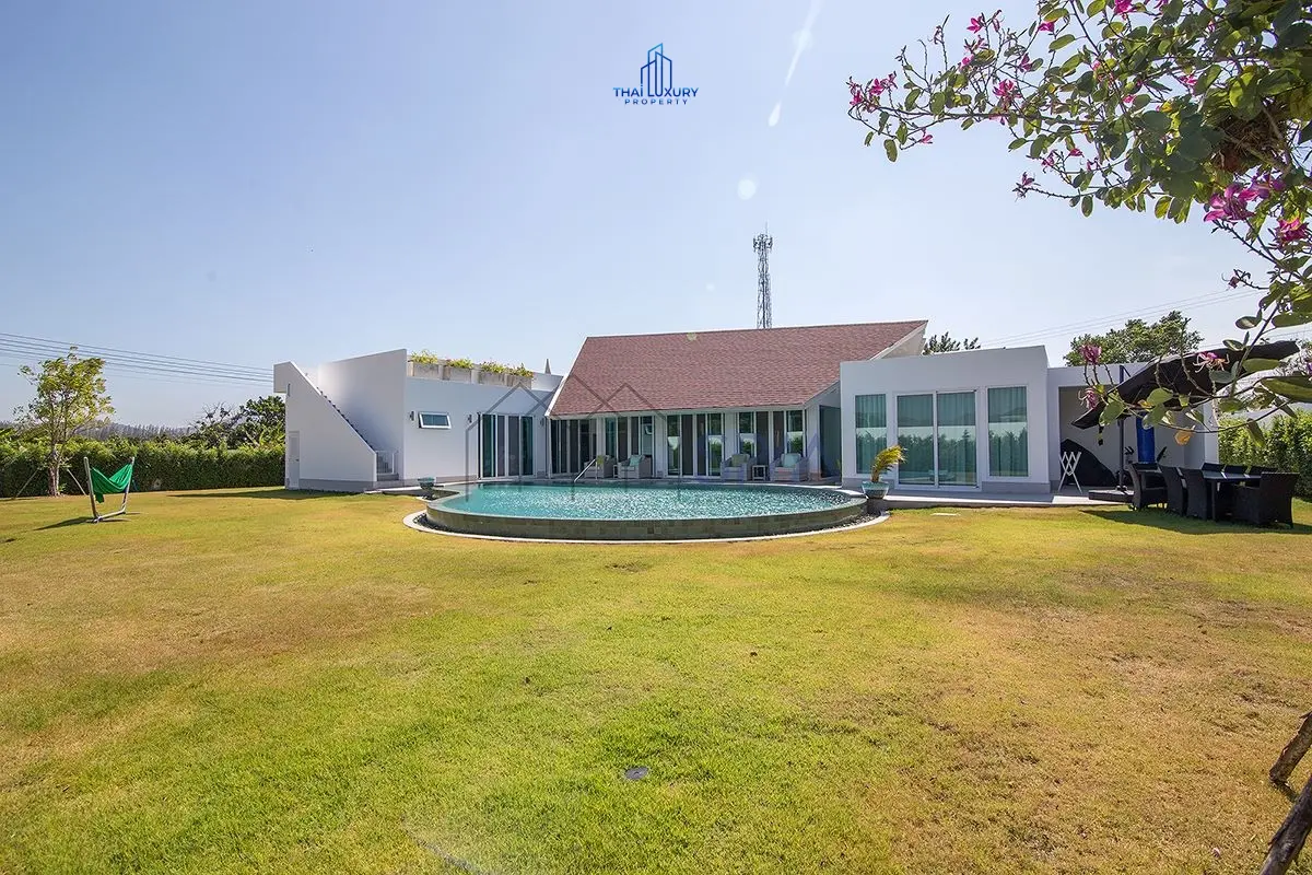 Charming Single-Story Villa with Kidney-Shaped Pool in Quiet Hin Lek Fai