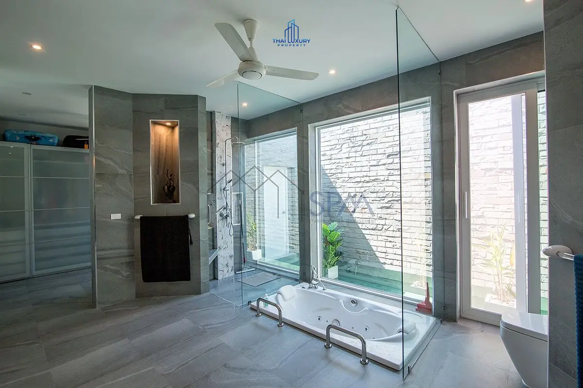 Charming Single-Story Villa with Kidney-Shaped Pool in Quiet Hin Lek Fai