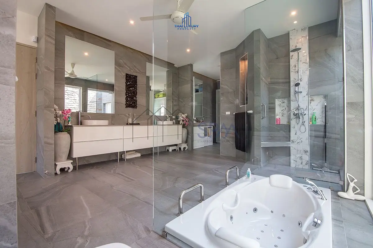 Charming Single-Story Villa with Kidney-Shaped Pool in Quiet Hin Lek Fai