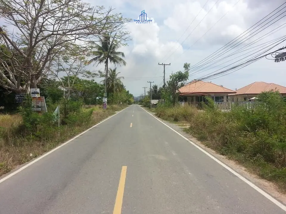 ที่ดินรูปสี่เหลี่ยมผืนผ้าขนาดใหญ่ พร้อมถนนเข้าถึงสะดวกในพื้นที่กึ่งชนบทหินเหล็กไฟ หัวหิน