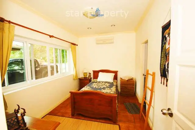 บ้านสองชั้นสบาย ๆ พร้อมสระว่ายน้ำและสวนเขียวชอุ่มในสามร้อยยอด