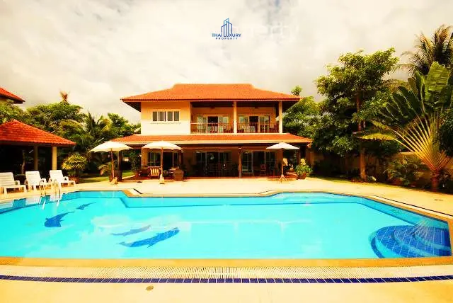 บ้านสองชั้นสบาย ๆ พร้อมสระว่ายน้ำและสวนเขียวชอุ่มในสามร้อยยอด
