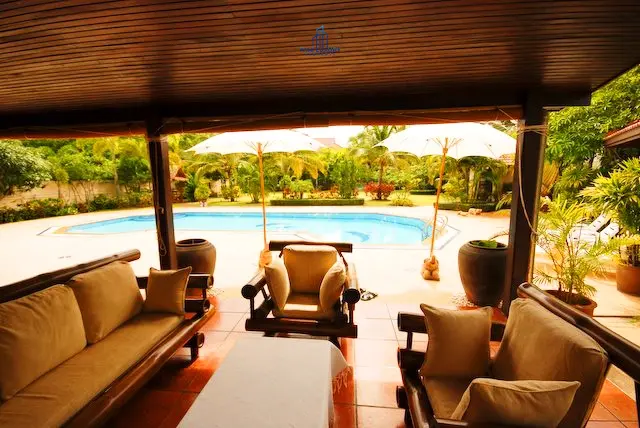 บ้านสองชั้นสบาย ๆ พร้อมสระว่ายน้ำและสวนเขียวชอุ่มในสามร้อยยอด
