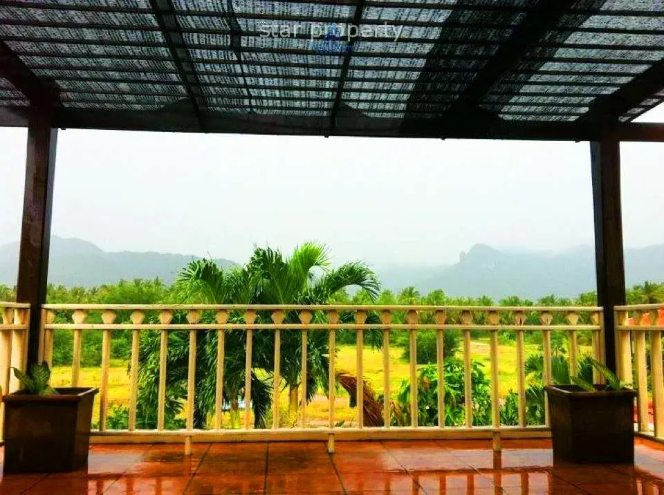 บ้านสองชั้นสบาย ๆ พร้อมสระว่ายน้ำและสวนเขียวชอุ่มในสามร้อยยอด