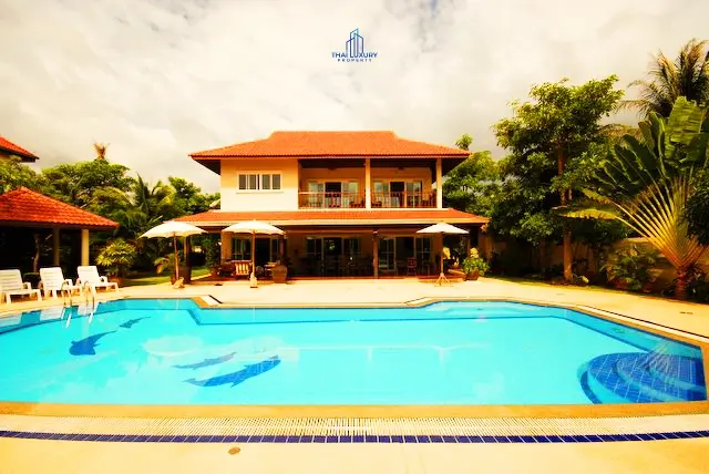 บ้านสองชั้นสบาย ๆ พร้อมสระว่ายน้ำและสวนเขียวชอุ่มในสามร้อยยอด