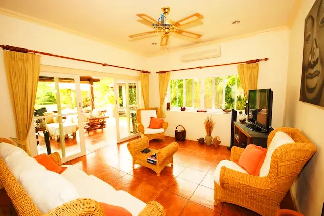 บ้านสองชั้นสบาย ๆ พร้อมสระว่ายน้ำและสวนเขียวชอุ่มในสามร้อยยอด