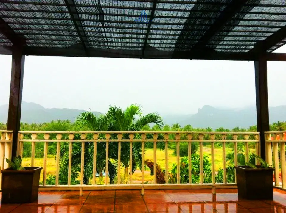 บ้านสองชั้นสบาย ๆ พร้อมสระว่ายน้ำและสวนเขียวชอุ่มในสามร้อยยอด
