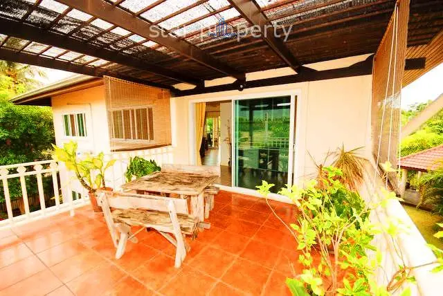 บ้านสองชั้นสบาย ๆ พร้อมสระว่ายน้ำและสวนเขียวชอุ่มในสามร้อยยอด