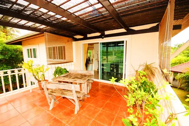 บ้านสองชั้นสบาย ๆ พร้อมสระว่ายน้ำและสวนเขียวชอุ่มในสามร้อยยอด