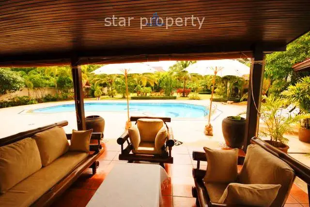 บ้านสองชั้นสบาย ๆ พร้อมสระว่ายน้ำและสวนเขียวชอุ่มในสามร้อยยอด