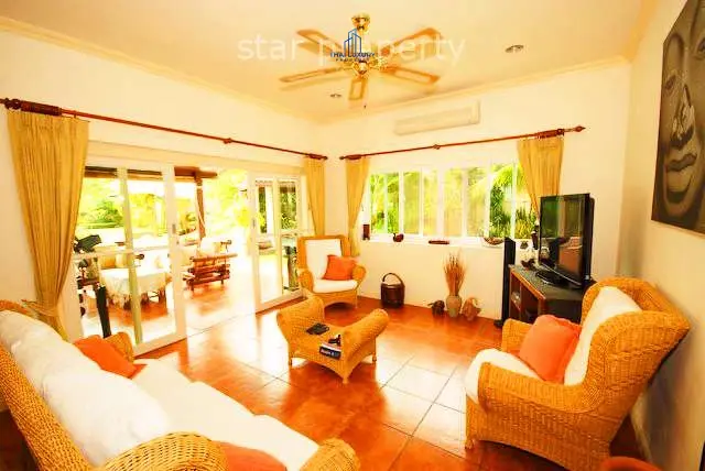 บ้านสองชั้นสบาย ๆ พร้อมสระว่ายน้ำและสวนเขียวชอุ่มในสามร้อยยอด