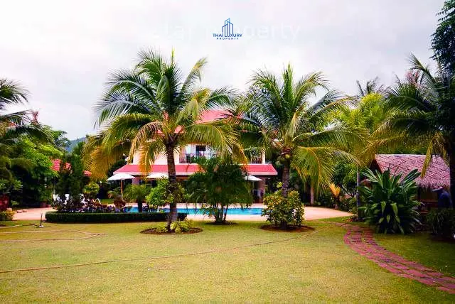 บ้านสองชั้นสบาย ๆ พร้อมสระว่ายน้ำและสวนเขียวชอุ่มในสามร้อยยอด