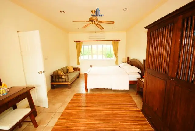 บ้านสองชั้นสบาย ๆ พร้อมสระว่ายน้ำและสวนเขียวชอุ่มในสามร้อยยอด